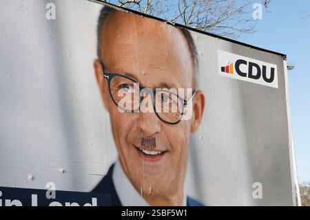 Durch Vandalismus beschmiertes und zerstörtes Wahlplakat der CDU zur anstehenden Wahl zum 21. Deutschen Bundestag. Bonn, 02.02.2025 *** vandalisation et destruction de l'affiche électorale de la CDU pour la prochaine élection au 21 Bundestag allemand Bonn, 02 02 2025 Foto:XR.xSchmiegeltx/xFuturexImagex wahlplakate bonn 5205 Banque D'Images