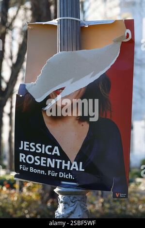 Durch Vandalismus beschmiertes und zerstörtes Wahlplakat der SPD zur anstehenden Wahl zum 21. Deutschen Bundestag. Bonn, 02.02.2025 *** affiche électorale du SPD pour la prochaine élection au 21 Bundestag allemand bavardée et détruite par le vandalisme Bonn, 02 02 2025 Foto:XR.xSchmiegeltx/xFuturexImagex wahlplakate bonn 5217 Banque D'Images