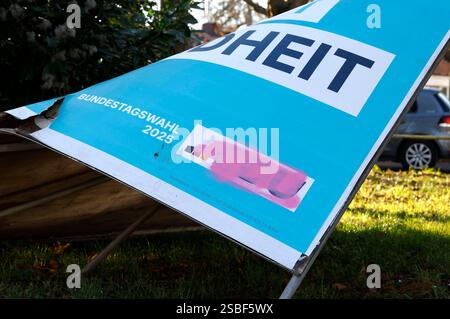 Durch Vandalismus beschmiertes und zerstörtes Wahlplakat der CDU zur anstehenden Wahl zum 21. Deutschen Bundestag. Bonn, 02.02.2025 *** vandalisation et destruction de l'affiche électorale de la CDU pour la prochaine élection au 21 Bundestag allemand Bonn, 02 02 2025 Foto:XR.xSchmiegeltx/xFuturexImagex wahlplakate bonn 5213 Banque D'Images