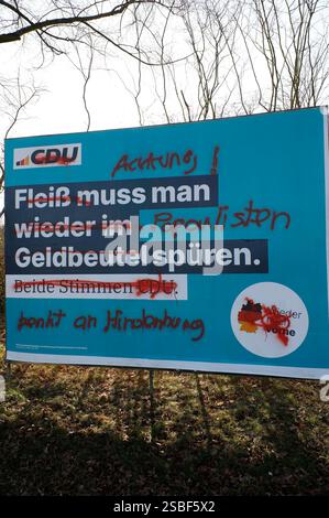Durch Vandalismus beschmiertes und zerstörtes Wahlplakat der CDU zur anstehenden Wahl zum 21. Deutschen Bundestag. Bonn, 02.02.2025 *** vandalisation et destruction de l'affiche électorale de la CDU pour la prochaine élection au 21 Bundestag allemand Bonn, 02 02 2025 Foto:XR.xSchmiegeltx/xFuturexImagex wahlplakate bonn 5206 Banque D'Images