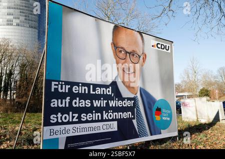 Durch Vandalismus beschmiertes und zerstörtes Wahlplakat der CDU zur anstehenden Wahl zum 21. Deutschen Bundestag. Bonn, 02.02.2025 *** vandalisation et destruction de l'affiche électorale de la CDU pour la prochaine élection au 21 Bundestag allemand Bonn, 02 02 2025 Foto:XR.xSchmiegeltx/xFuturexImagex wahlplakate bonn 5203 Banque D'Images