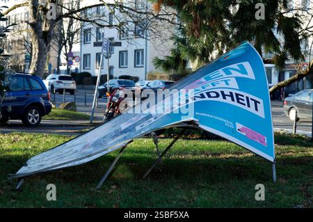 Durch Vandalismus beschmiertes und zerstörtes Wahlplakat der CDU zur anstehenden Wahl zum 21. Deutschen Bundestag. Bonn, 02.02.2025 *** vandalisation et destruction de l'affiche électorale de la CDU pour la prochaine élection au 21 Bundestag allemand Bonn, 02 02 2025 Foto:XR.xSchmiegeltx/xFuturexImagex wahlplakate bonn 5211 Banque D'Images