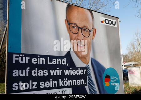 Durch Vandalismus beschmiertes und zerstörtes Wahlplakat der CDU zur anstehenden Wahl zum 21. Deutschen Bundestag. Bonn, 02.02.2025 *** vandalisation et destruction de l'affiche électorale de la CDU pour la prochaine élection au 21 Bundestag allemand Bonn, 02 02 2025 Foto:XR.xSchmiegeltx/xFuturexImagex wahlplakate bonn 5204 Banque D'Images