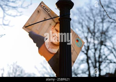 Durch Vandalismus beschmiertes und zerstörtes Wahlplakat der CDU zur anstehenden Wahl zum 21. Deutschen Bundestag. Bonn, 02.02.2025 *** vandalisation et destruction de l'affiche électorale de la CDU pour la prochaine élection au 21 Bundestag allemand Bonn, 02 02 2025 Foto:XR.xSchmiegeltx/xFuturexImagex wahlplakate bonn 5222 Banque D'Images