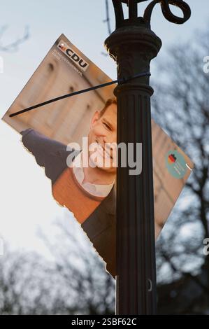 Durch Vandalismus beschmiertes und zerstörtes Wahlplakat der CDU zur anstehenden Wahl zum 21. Deutschen Bundestag. Bonn, 02.02.2025 *** vandalisation et destruction de l'affiche électorale de la CDU pour la prochaine élection au 21 Bundestag allemand Bonn, 02 02 2025 Foto:XR.xSchmiegeltx/xFuturexImagex wahlplakate bonn 5221 Banque D'Images