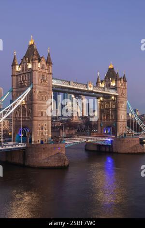 Angleterre, Londres, Tower Bridge illuminé la nuit et City of London Skyline Banque D'Images