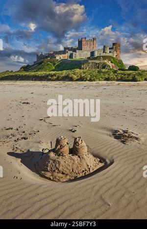 Photo du château médiéval historique de Banburgh et de la plage avec un château de sable sur la côte nord-est du Northumberland en Angleterre, Royaume-Uni. Banque D'Images