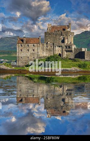 Eilean Donan Castle est construit sur a est une petite île de marée située au confluent de trois lochs marins (Loch Duich, Loch long et Loch Alsh) dans le W. Banque D'Images