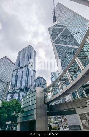 Hong Kong, Chine - 1er février 2025 : vue en bas angle du quartier central des affaires de Hong Kong, présentant des gratte-ciels modernes et des allées surélevées. Banque D'Images