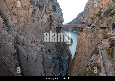 Malaga, Andalousie, Espagne - 28-12-2013 2024 : Caminito del Rey, célèbres sentiers de randonnée dangereux, avec des ponts suspendus sur un canyon. Un groupe de touristes Wal Banque D'Images