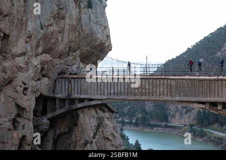 Malaga, Andalousie, Espagne - 28-12-2013 2024 : Caminito del Rey, célèbres sentiers de randonnée dangereux, avec des ponts suspendus sur un canyon. Un groupe de touristes Wal Banque D'Images