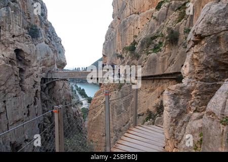 Malaga, Andalousie, Espagne - 28-12-2013 2024 : Caminito del Rey, célèbres sentiers de randonnée dangereux, avec des ponts suspendus sur un canyon. Un groupe de touristes Wal Banque D'Images