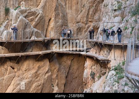 Malaga, Andalousie, Espagne - 28-12-2013 2024 : Caminito del Rey, célèbres sentiers de randonnée dangereux, avec des ponts suspendus sur un canyon. Un groupe de touristes Wal Banque D'Images