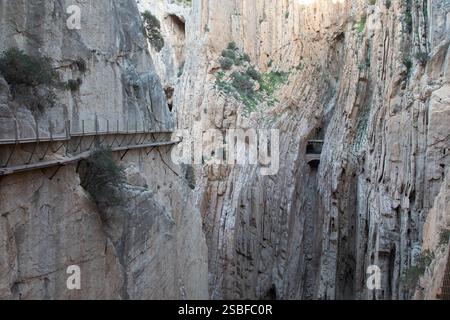 Malaga, Andalousie, Espagne - 28-12-2013 2024 : Caminito del Rey, célèbres sentiers de randonnée dangereux, avec des ponts suspendus sur un canyon. Un groupe de touristes Wal Banque D'Images