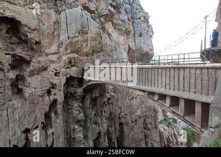 Malaga, Andalousie, Espagne - 28-12-2013 2024 : Caminito del Rey, célèbres sentiers de randonnée dangereux, avec des ponts suspendus sur un canyon. Un groupe de touristes Wal Banque D'Images