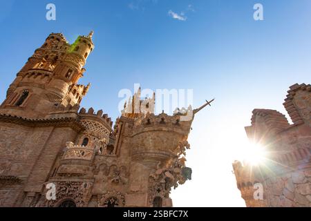 Malaga, Andalousie, Espagne - 02-01-2025 : le château de Colomares à Benalmádena, un monument magnifique en l'honneur de Christophe Colomb. Mélange gothique, mudéjar, a Banque D'Images