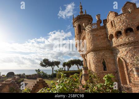 Malaga, Andalousie, Espagne - 02-01-2025 : le château de Colomares à Benalmádena, un monument magnifique en l'honneur de Christophe Colomb. Mélange gothique, mudéjar, a Banque D'Images
