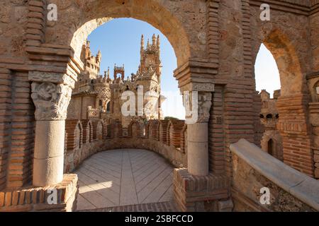 Malaga, Andalousie, Espagne - 02-01-2025 : le château de Colomares à Benalmádena, un monument magnifique en l'honneur de Christophe Colomb. Mélange gothique, mudéjar, a Banque D'Images