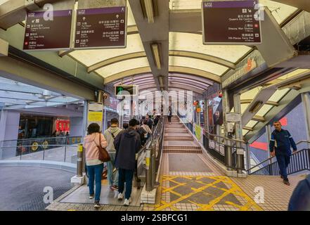 Hong Kong, Chine - 1er février 2025 : escalier roulant couvert animé dans le quartier central des affaires de Hong Kong. Les voyageurs et les navetteurs montent le MOV Banque D'Images