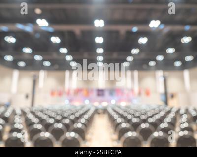 Conférence de séminaire international floue abstraite avec des chaises vides, fond de réunion de la mairie, auditorium intérieur blanc ou chambre d'hôtel avec Banque D'Images