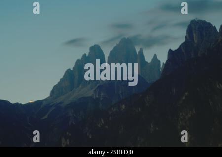 Le Tre Cime di Lavaredo - trois sommets de montagne célèbres dans les Dolomites , Italie Banque D'Images