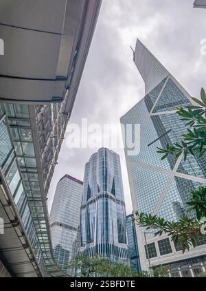 Hong Kong, Chine - 1er février 2025 : vue rapprochée en bas angle des gratte-ciel du quartier central des affaires de Hong Kong. Les voyageurs pourraient voir cet IC Banque D'Images