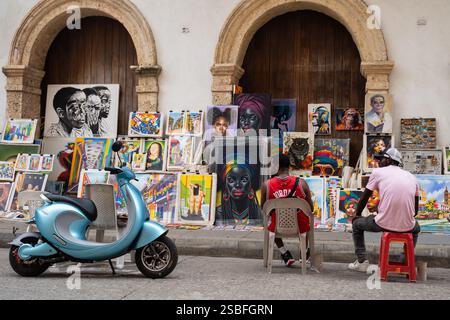 24 juillet 2024, Carthagène, Colombie, vendeurs de peinture dans une rue touristique. Banque D'Images