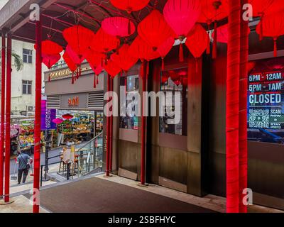 Hong Kong, Chine - 01 février 2025 : vue rapprochée d'une ruelle du quartier des affaires de Hong Kong, ornée de lanternes rouges. Les voyageurs pourraient trouver ceci Banque D'Images