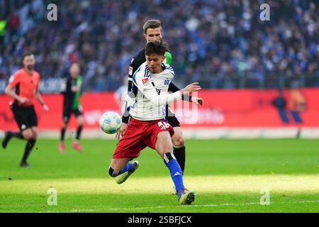 Fabian Kunze (Hannover 96, #06), Otto Stange (Hamburger SV, #49) GER, Hamburger SV v. Hannover 96, Fussball, 2. Bundesliga, Spieltag 20, saison 2024/2025, 02.02.2025 LES RÈGLEMENTS du LDF INTERDISENT TOUTE UTILISATION DE PHOTOGRAPHIES COMME SÉQUENCES D'IMAGES ET/OU QUASI-VIDÉO Foto : Eibner-Pressefoto/Marcel von Fehrn Banque D'Images