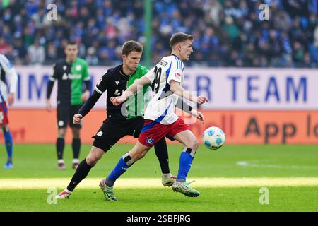 Fabian Kunze (Hannover 96, #06), Emir Sahiti (Hamburger SV, #29) GER, Hamburger SV v. Hannover 96, Fussball, 2. Bundesliga, Spieltag 20, saison 2024/2025, 02.02.2025 LES RÈGLEMENTS du LDF INTERDISENT TOUTE UTILISATION DE PHOTOGRAPHIES COMME SÉQUENCES D'IMAGES ET/OU QUASI-VIDÉO Foto : Eibner-Pressefoto/Marcel von Fehrn Banque D'Images