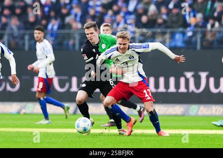 Fabian Kunze (Hannover 96, #06), Adam Karabec (Hamburger SV, #17) GER, Hamburger SV v. Hannover 96, Fussball, 2. Bundesliga, Spieltag 20, saison 2024/2025, 02.02.2025 LES RÈGLEMENTS du LDF INTERDISENT TOUTE UTILISATION DE PHOTOGRAPHIES COMME SÉQUENCES D'IMAGES ET/OU QUASI-VIDÉO Foto : Eibner-Pressefoto/Marcel von Fehrn Banque D'Images