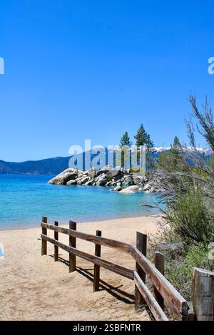 Sentier de plage pittoresque avec des rochers et des eaux cristallines au lac Tahoe. Banque D'Images