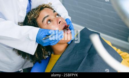 Patient recevant un examen dentaire professionnel en clinique dentaire Banque D'Images