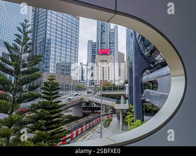 Hong Kong, Chine - 01 février 2025 : vue rapprochée du quartier des affaires de Hong Kong, vu à travers une fenêtre ovale. Les voyageurs pourraient le voir Banque D'Images