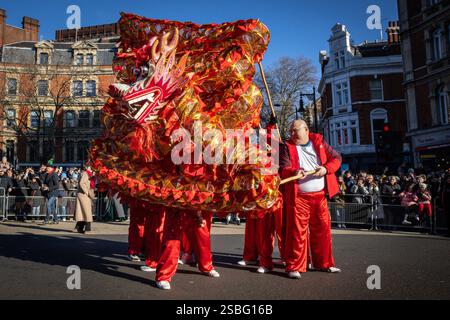 Londres, Royaume-Uni. 02 février 2025. Dans le cadre des célébrations du nouvel an chinois, un défilé dynamique se déroule à travers Chinatown et Soho, avec des danseurs de lion et de dragon, des groupes de spectacles costumés et des participants en tenues traditionnelles. Le nouvel an lunaire 2025 est l'année du serpent. Crédit : Imageplotter/Alamy Live News Banque D'Images