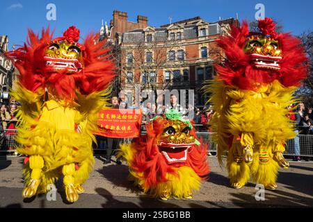 Londres, Royaume-Uni. 02 février 2025. Dans le cadre des célébrations du nouvel an chinois, un défilé dynamique se déroule à travers Chinatown et Soho, avec des danseurs de lion et de dragon, des groupes de spectacles costumés et des participants en tenues traditionnelles. Le nouvel an lunaire 2025 est l'année du serpent. Crédit : Imageplotter/Alamy Live News Banque D'Images