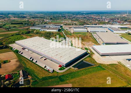 Pologne, Mszczonów, le parc logistique Elite : vue aérienne de l'entrepôt central ID Logistics, loué par PepsiCo, le plus grand entrepôt de Pepsi Banque D'Images