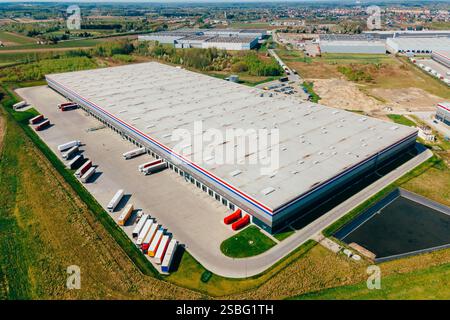 Pologne, Mszczonów, le parc logistique Elite : vue aérienne de l'entrepôt central ID Logistics, loué par PepsiCo, le plus grand entrepôt de Pepsi Banque D'Images
