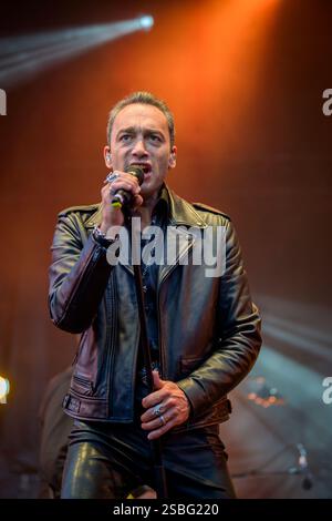 Hénin-Beaumont (Nord de la France), le 13 juillet 2024 : Jean-Baptiste Guégan, doubleur voix de Johnny Hallyday, sur scène lors d’un concert Banque D'Images