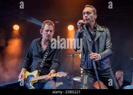 Hénin-Beaumont (Nord de la France), le 13 juillet 2024 : Jean-Baptiste Guégan, doubleur voix de Johnny Hallyday, sur scène lors d’un concert Banque D'Images