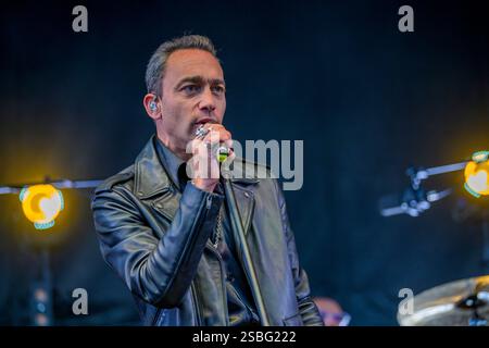 Hénin-Beaumont (Nord de la France), le 13 juillet 2024 : Jean-Baptiste Guégan, doubleur voix de Johnny Hallyday, sur scène lors d’un concert Banque D'Images