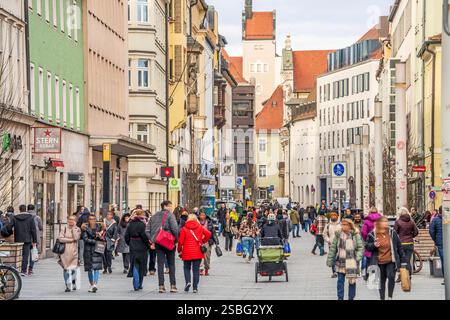 Shopping in der Maximilianstraße, Regensburg, 31. Januar 2025 Deutschland, Ratisbonne, 31. Januar 2025, Shopping in der Maximilianstraße, Freitagnachmittag, Passanten beim Einkaufen, Einkaufsstraße, Fußgängerzone, Stadtzentrum, Innenstadt, Bayern *** Shopping à Maximilianstraße, Ratisbonne, 31 janvier 2025 Allemagne, Ratisbonne, 31 janvier 2025, Shopping à Maximilianstraße, vendredi après-midi, shopping des passants, rue commerçante, zone piétonne, centre-ville, centre-ville, Bavière Banque D'Images