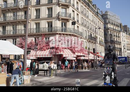 Paris France 8 octobre 2023 rue Saint-Antoine dans le quartier du Marais et le restaurant préféré avec sa façade à décoration florale Banque D'Images