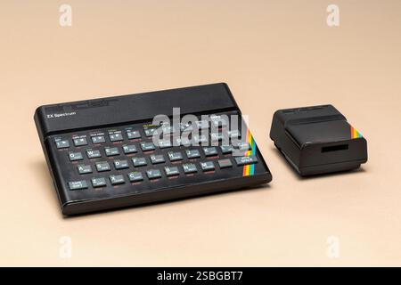 Pavie, Lombardie, Italie - 8 décembre 2024 : Sinclair ZX Spectrum console avec son ZX Microdrive, à partir de 1983. Le Microdrive utilisait des microbandes. Illustré Banque D'Images