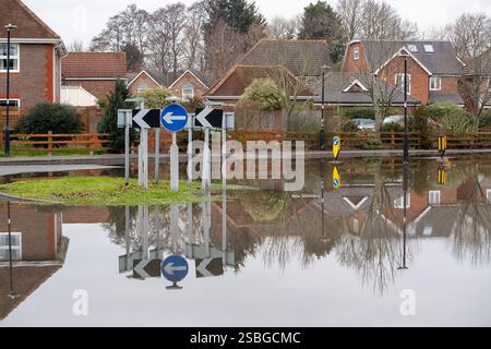 Slough, Berkshire, Royaume-Uni. 3 février 2025. Eau de crue d'une conduite d'eau éclatée à Little Chapels Way à Slough, Berkshire ce matin. Thames Water est sur place et a dérouté le réseau d'eau pour que les résidents aient de nouveau de l'eau dans leurs robinets. Thames Water commencera les travaux de remplacement de la conduite d'eau principale une fois que Cadent aura isolé une conduite de gaz à proximité. Un procès est en cours à la haute Cour de Londres aujourd'hui au sujet de Thames Water et de savoir si elles recevront ou non des prêts d'urgence de 3 milliards de livres sterling. Crédit : Maureen McLean/Alamy Live News Banque D'Images