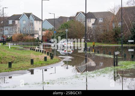 Slough, Berkshire, Royaume-Uni. 3 février 2025. Une voiture abadonnée bloquée dans les eaux d'une conduite d'eau éclatée à Little Chapels Way à Slough, Berkshire ce matin. Thames Water est sur place et a dérouté le réseau d'eau pour que les résidents aient de nouveau de l'eau dans leurs robinets. Thames Water commencera les travaux de remplacement de la conduite d'eau principale une fois que Cadent aura isolé une conduite de gaz à proximité. Un procès est en cours à la haute Cour de Londres aujourd'hui au sujet de Thames Water et de savoir si elles recevront ou non des prêts d'urgence de 3 milliards de livres sterling. Crédit : Maureen McLean/Alamy Live News Banque D'Images