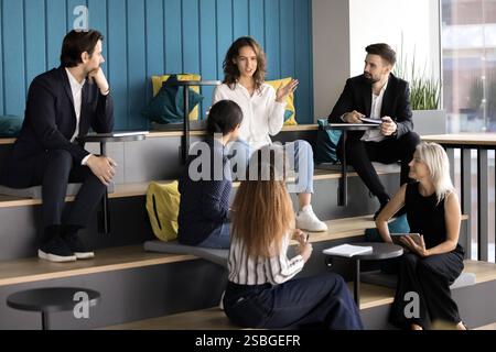 Employé féminin exprimant son opinion, ses pensées et ses idées pendant le séminaire Banque D'Images