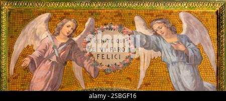 BARI, ITALIE - 3 MARS 2022 : la fresque des anges avec l'inscription L'église Chiesa di San Giuseppe par Umberto Colonna forme 20. cent. Banque D'Images