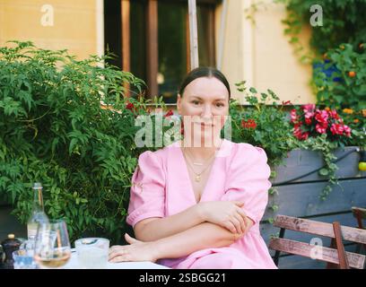 Portrait de la femme d'âge moyen 40 - 45 ans se relaxant dans un café en plein air Banque D'Images