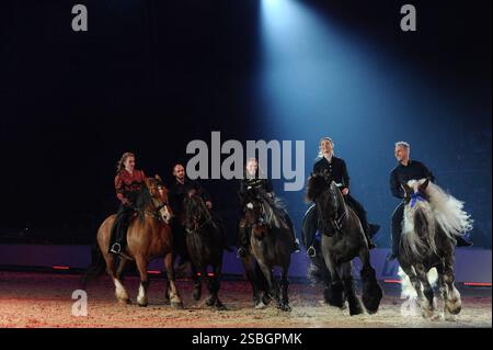 Elise Roméo présente son spectacle « l'équilibre des forces ». Ce numéro de dressage rassemble autour d'Elise Roméo des races françaises de chevaux lourds (Boulonnais, Ardennes, Comtois, Draft Breton, Auxois, projet Poitevin Mulassier, projet Percheron du Nord). Elle vous invite à dépoussiérer des idées préconçues avec notamment son étalon Cob Normand et sa mule « Juju », à l’exposition Park d’Avignon le 26 janvier 2025. Photo de Cyrille Bernard/ABACAPRESS. COM Banque D'Images